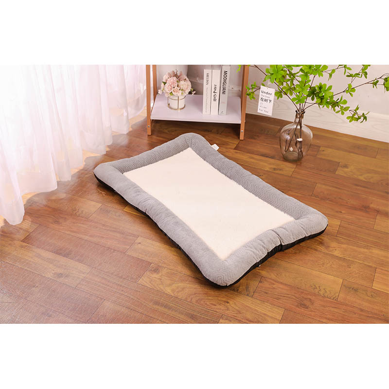 How does the four-season breathable pet mat create a year-round resting space for pets?